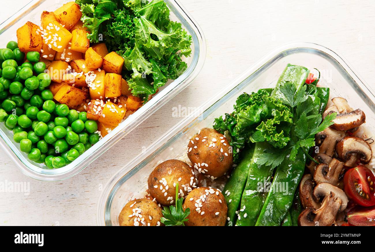 Contenitori colorati per la preparazione dei pasti pieni di sano pasto vegano. vista dall'alto, disposizione piatta, spazio di copia Foto Stock