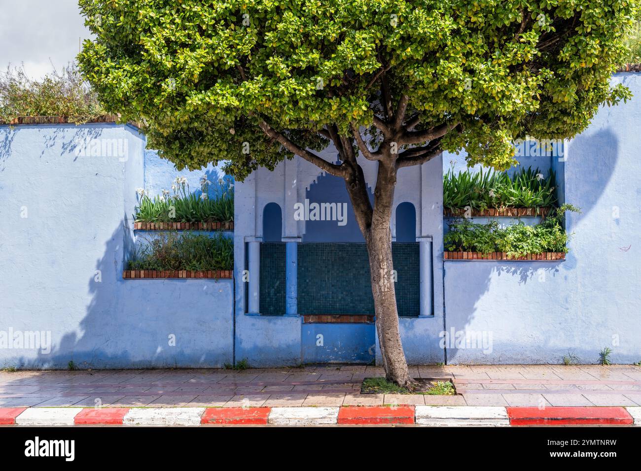 Tangeri, Marocco - 26 marzo 2024: Passeggiata per le strade di Chefchaouen, la città blu durante la giornata nuvolosa Foto Stock