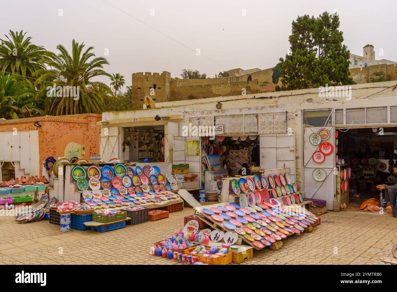 Safi, Marocco - 08 aprile 2023: Vista dei negozi tradizionali di ceramica, con la gente del posto, a Safi, Marocco Foto Stock