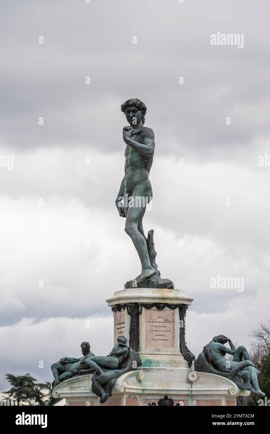 Ammira la copia in bronzo del famoso David di Michelangelo, un capolavoro della scultura rinascimentale italiana, in Piazzale Michelangelo contro le nuvole Foto Stock