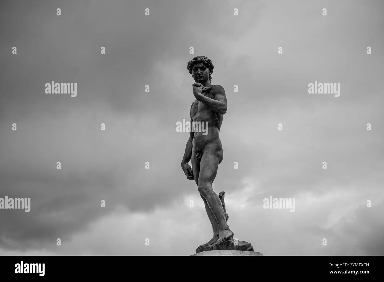 Ammira la copia in bronzo del famoso David di Michelangelo, un capolavoro della scultura rinascimentale italiana, in Piazzale Michelangelo contro le nuvole Foto Stock