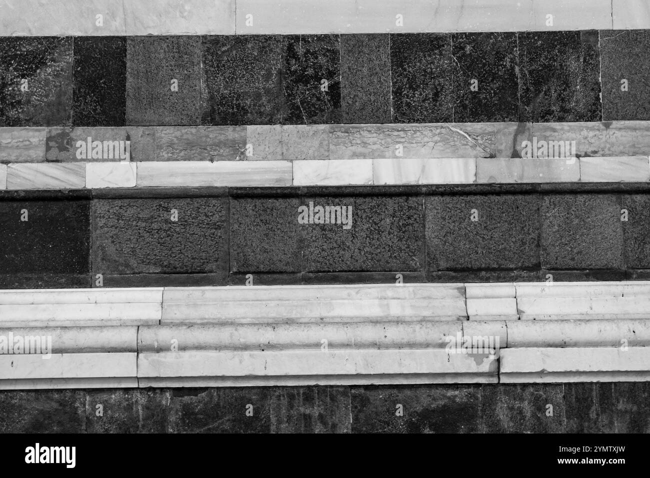 Vista notturna della facciata in marmo colorato e ornata del Duomo o della Cattedrale di Santa Maria del Fiore. Cupola Brunelleschi di Firenze. Firenze, Italia Foto Stock