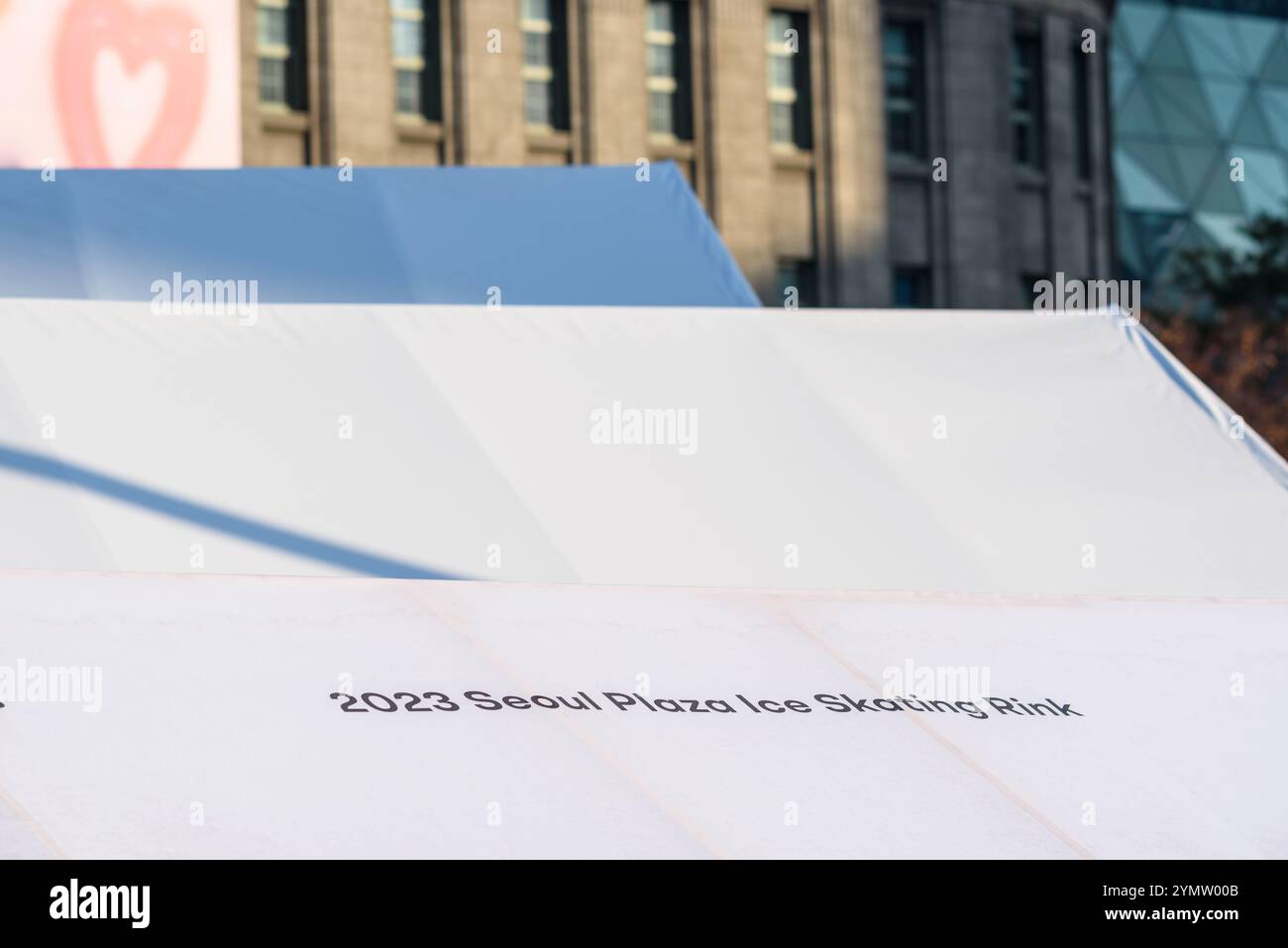 Anello temporaneo di pattinaggio su ghiaccio in Seoul Plaza di fronte al municipio di Seoul, capitale della Corea del Sud, il 1° gennaio 2024 Foto Stock