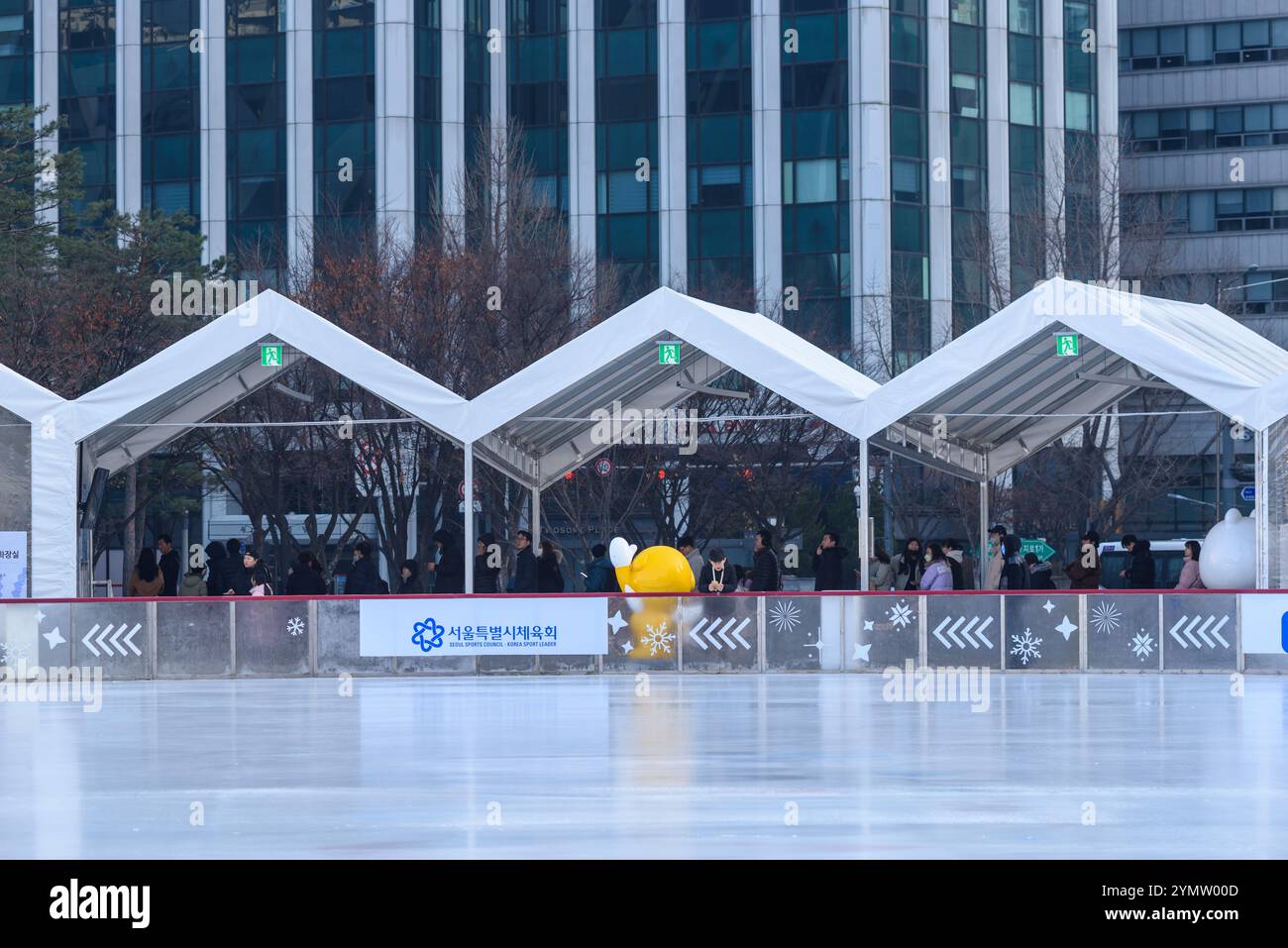 Anello temporaneo di pattinaggio su ghiaccio in Seoul Plaza di fronte al municipio di Seoul, capitale della Corea del Sud, il 1° gennaio 2024 Foto Stock