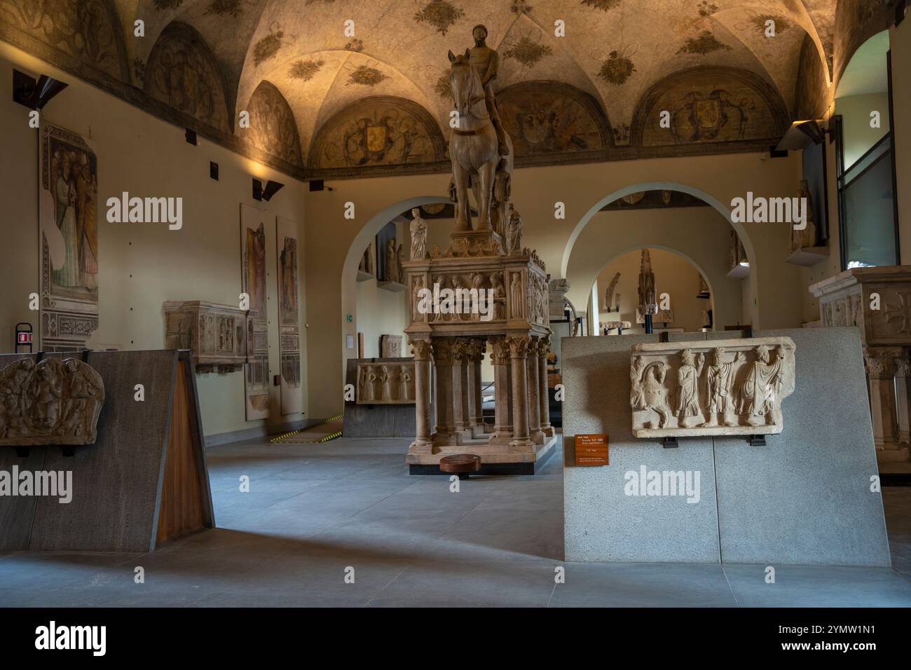 Milano, Museo d'arte antica, Castello Sforzesco, monumento equestre a Bernabò Visconti, monumento funerario, statua in marmo del 1363 di Bonino da campione Foto Stock