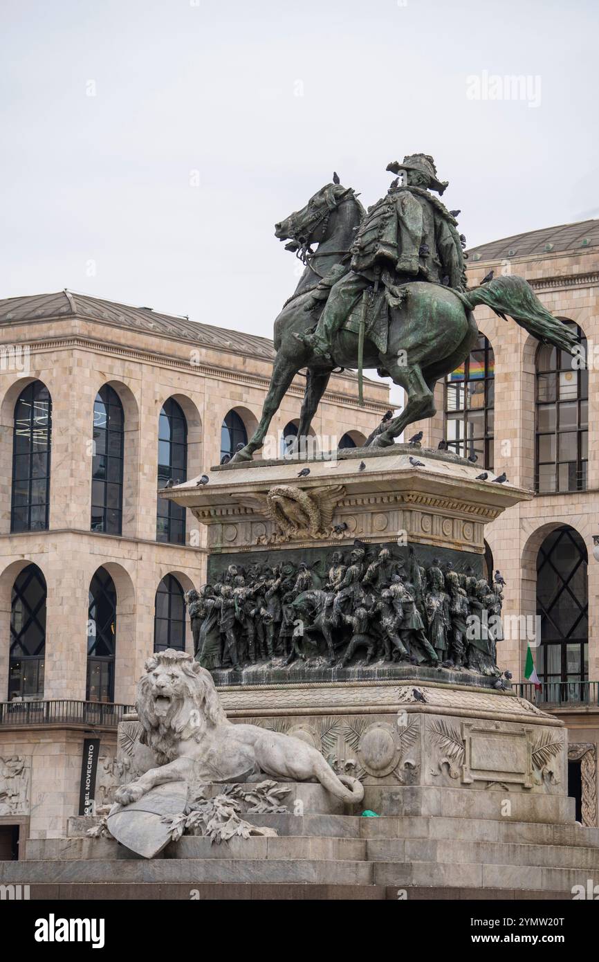 Statua equestre del re Vittorio Emanuele II di Milano, re di Sardegna. Situato di fronte al Duomo di Milano in Piazza del Duomo. Milano, Italia Foto Stock