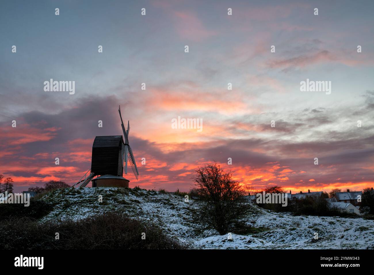 Alba invernale al Brill Windmill. Buckinghamshire, Inghilterra Foto Stock