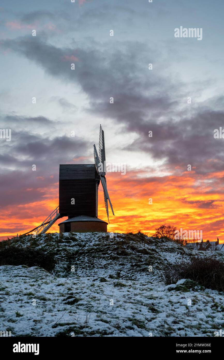 Alba invernale al Brill Windmill. Buckinghamshire, Inghilterra Foto Stock
