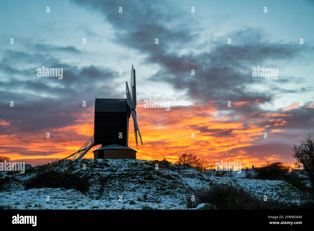 Alba invernale al Brill Windmill. Buckinghamshire, Inghilterra Foto Stock