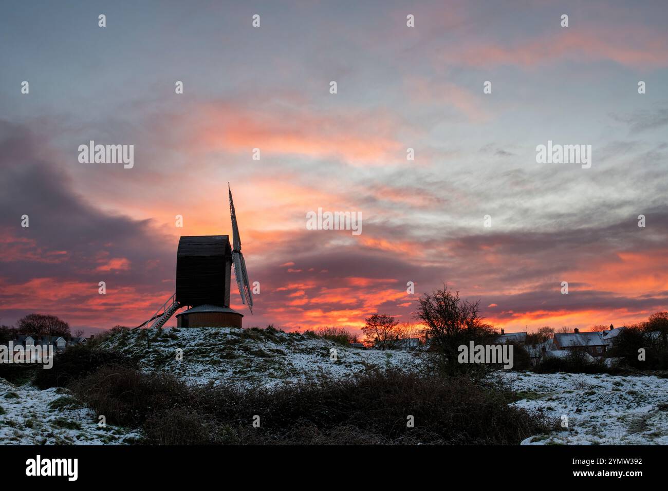 Alba invernale al Brill Windmill. Buckinghamshire, Inghilterra Foto Stock