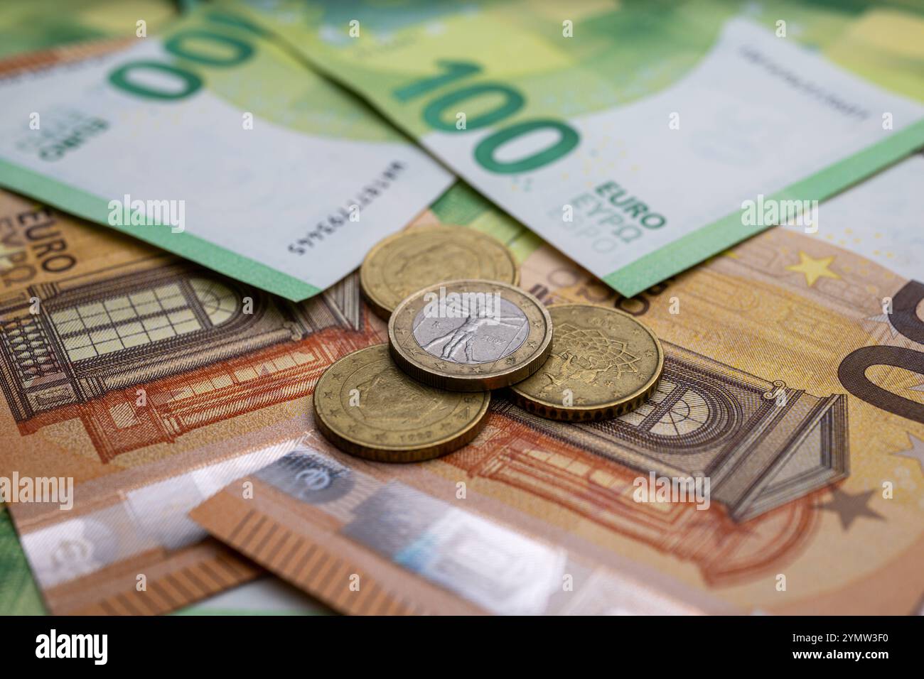 Euro-Münzen und Banknoten Nahaufnahme , Deutschland, 23.11.2024, Detailaufnahme von Euro-Münzen und Banknoten in verschiedenen Werten. Symbolisiert Finanzen, Wirtschaft und Europäische Währung. *** Primo piano di monete e banconote in euro , Germania, 23 11 2024, primo piano di monete e banconote in euro di diversi tagli simboleggia la finanza, l'economia e la moneta europea Foto Stock