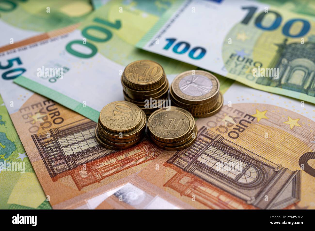 Euro-Münzen und Banknoten Nahaufnahme , Deutschland, 23.11.2024, Detailaufnahme von Euro-Münzen und Banknoten in verschiedenen Werten. Symbolisiert Finanzen, Wirtschaft und Europäische Währung. *** Primo piano di monete e banconote in euro , Germania, 23 11 2024, primo piano di monete e banconote in euro di diversi tagli simboleggia la finanza, l'economia e la moneta europea Foto Stock