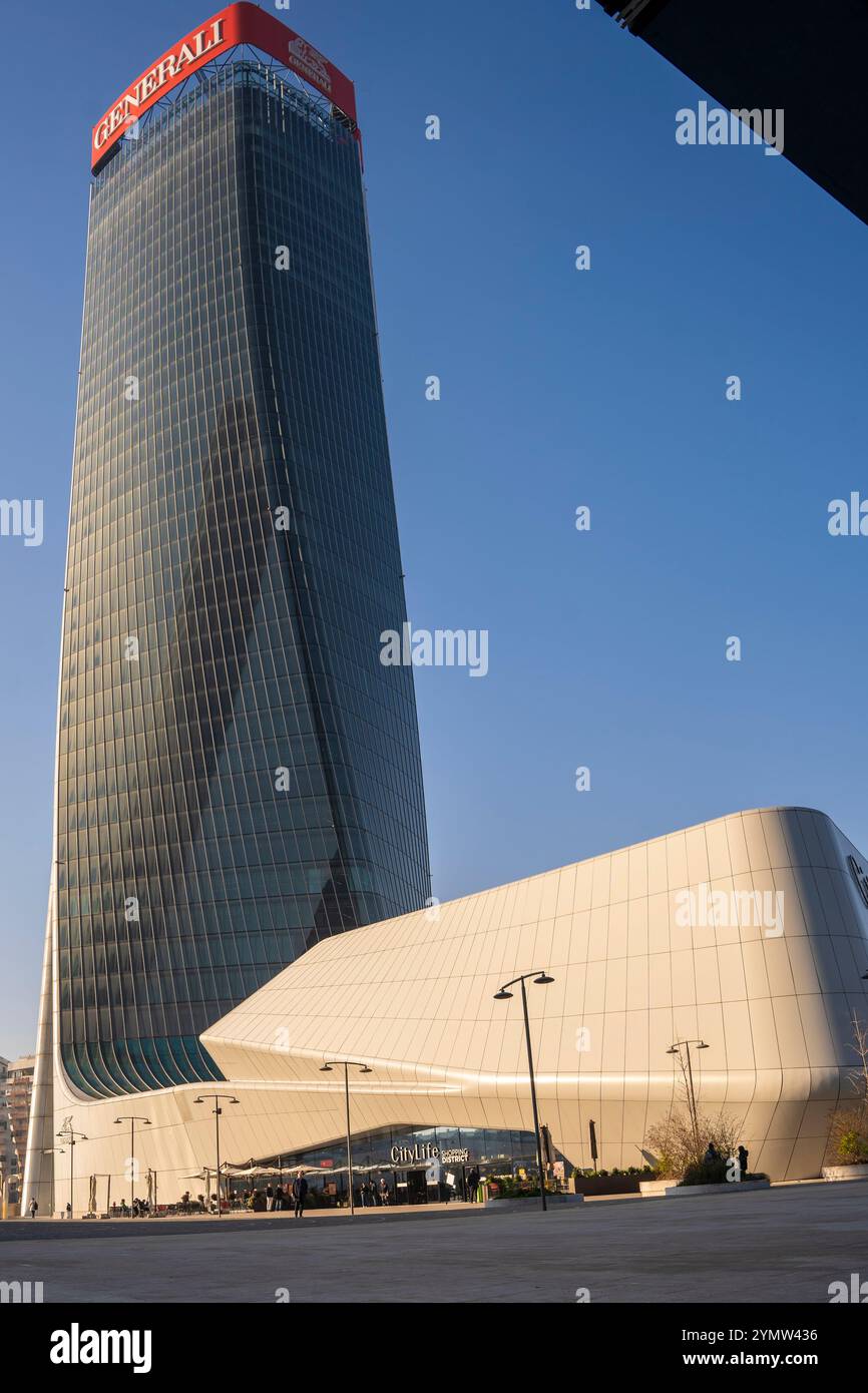 Milano City Life Shopping District suggestiva immagine della Milano City Life. Grattacielo e palazzi. Edifici in vetro, architettura moderna. Milano, Italia Foto Stock