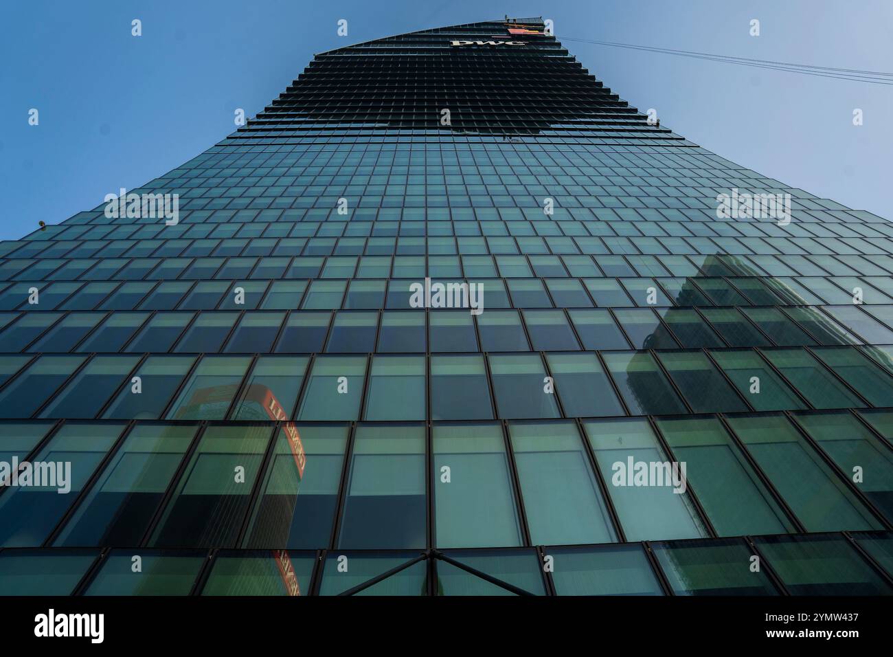 Milano City Life Shopping District suggestiva immagine della Milano City Life. Grattacielo e palazzi. Edifici in vetro, architettura moderna. Milano, Italia Foto Stock