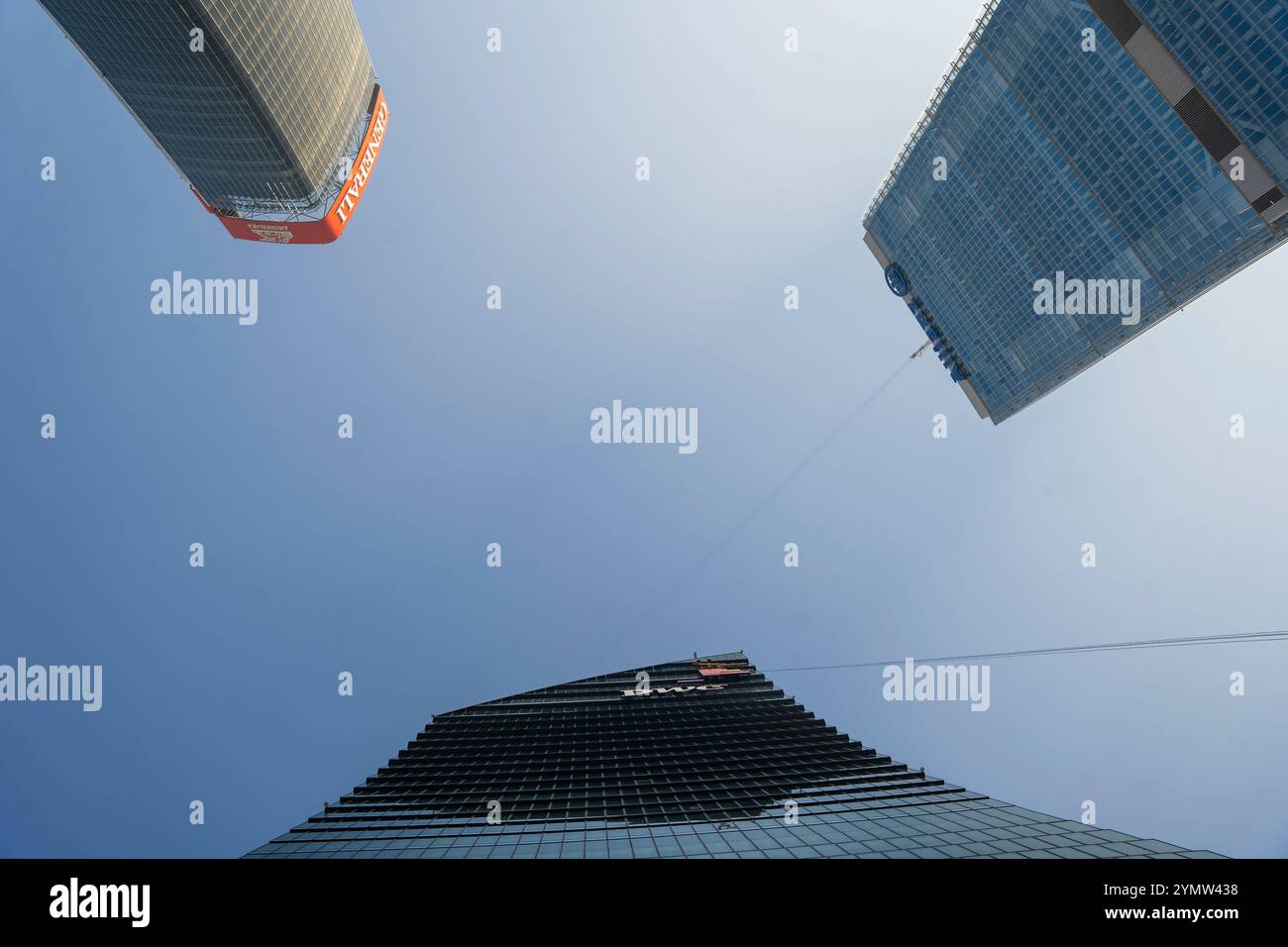 Milano City Life Shopping District suggestiva immagine della Milano City Life. Grattacielo e palazzi. Edifici in vetro, architettura moderna. Milano, Italia Foto Stock