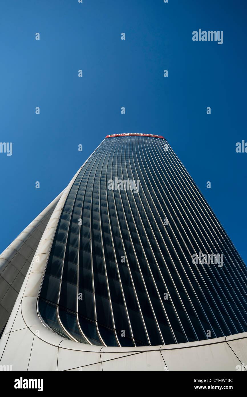 Milano City Life Shopping District suggestiva immagine della Milano City Life. Grattacielo e palazzi. Edifici in vetro, architettura moderna. Milano, Italia Foto Stock