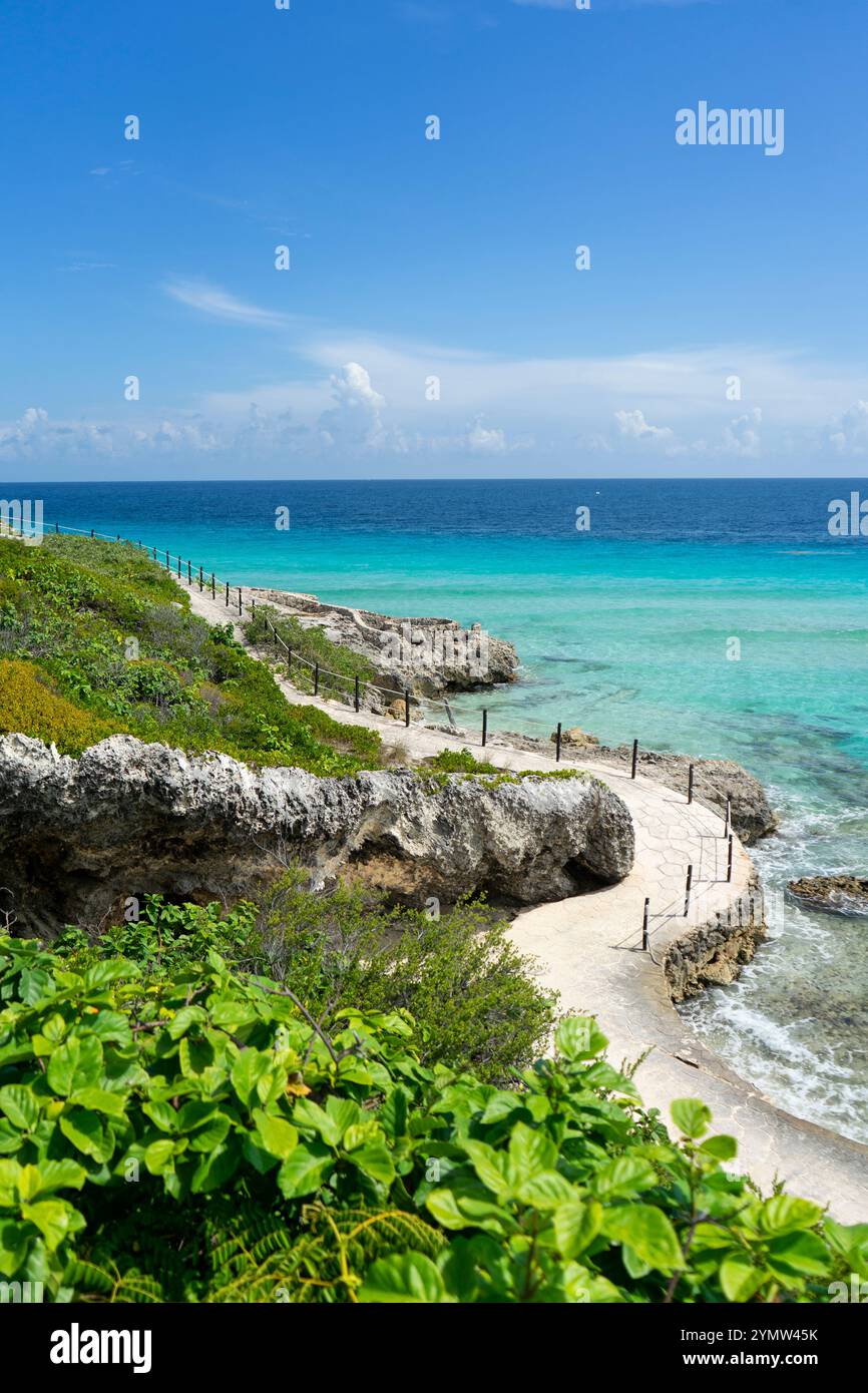 Vista panoramica di un sentiero che corre lungo la costa a pochi metri dal Mar dei Caraibi su un'isola tropicale in Messico, un luogo ideale per vacanze Foto Stock
