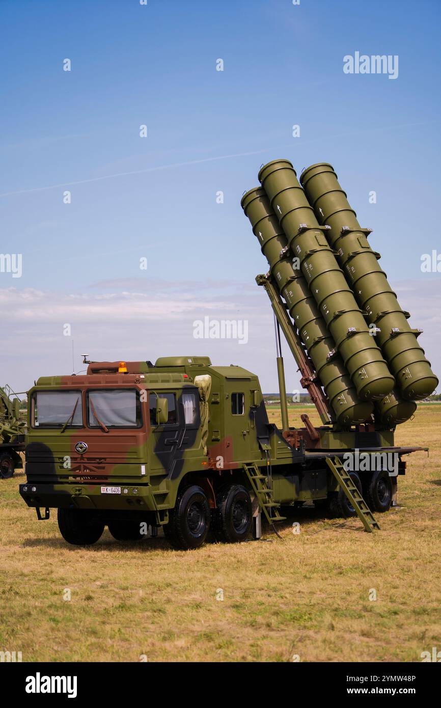 Presentazione delle forze armate serbe. Attrezzature militari moderne e veicoli corazzati esposti. Esercito serbo, reggimento militare presso la base aerea Batajnica, Foto Stock