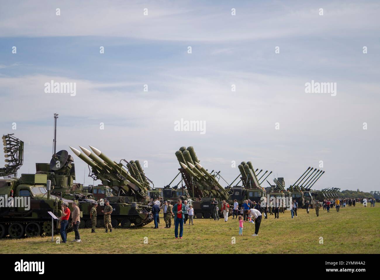 Persone in visita presentazione delle forze armate serbe. File di soldati con equipaggiamento militare moderno e veicoli corazzati. Esercito serbo, militare Foto Stock