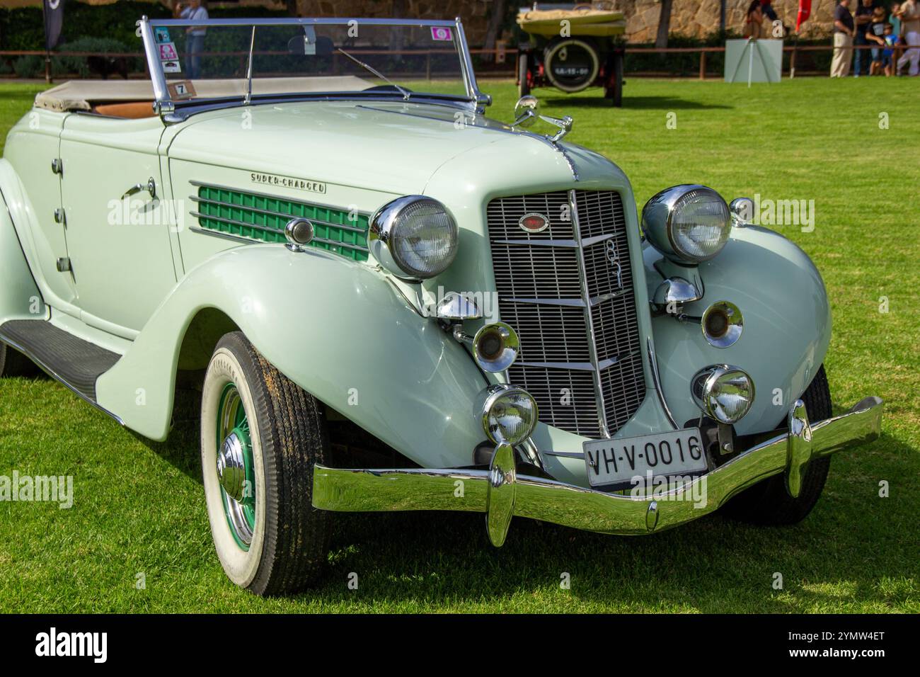 Il classico velocista auburn 851 sovralimentato parcheggiato su un prato verde durante una mostra di auto d'epoca Foto Stock