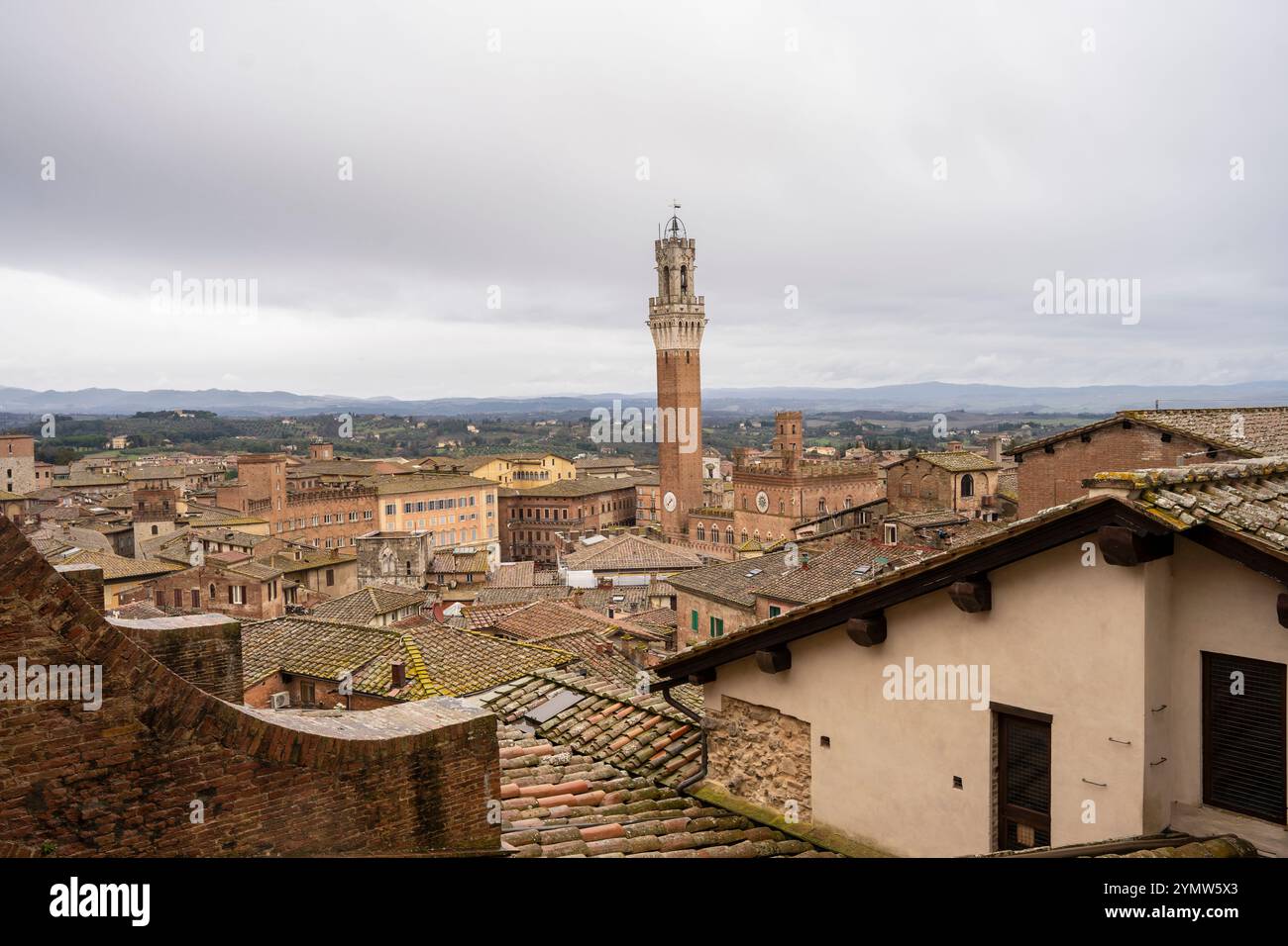 Splendida vista sulla città medievale di Siena, Italia, tra cui il campo e la torre Mangia dalla terrazza del Duomo di Siena, Italia 07.01.2024 Foto Stock