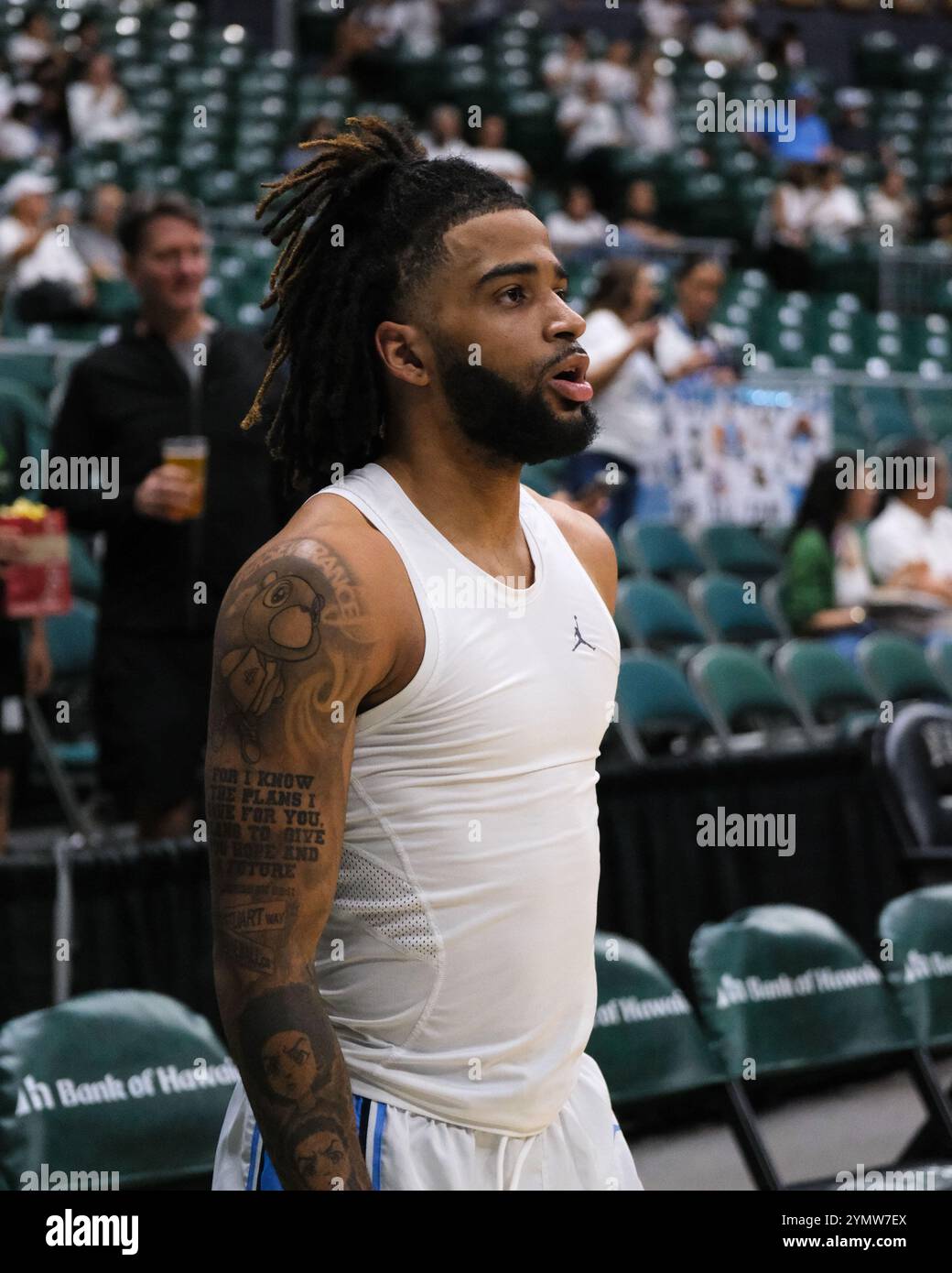 Honolulu, Hawaii, Stati Uniti. 22 novembre 2024. La guardia del North Carolina RJ Davis (4) si scalda prima della partita di basket NCAA del 2024 tra i North Carolina Tar Heels e la University of Hawaii Rainbow Warriors alla SimpliFi Arena allo Stan Sheriff Center di Honolulu, Hawaii. Glenn Yoza/CSM/Alamy Live News Foto Stock