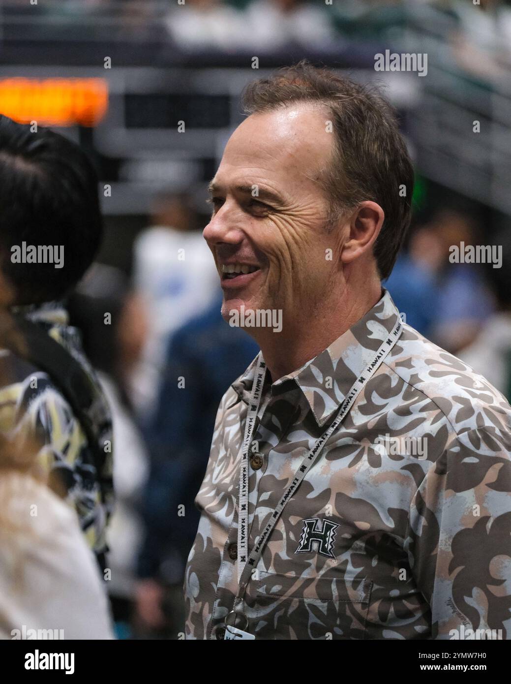 Honolulu, Hawaii, Stati Uniti. 22 novembre 2024. Hawaii ad Craig Angelos parla con i tifosi prima della partita di basket NCAA del 2024 tra i North Carolina Tar Heels e la University of Hawaii Rainbow Warriors alla SimpliFi Arena allo Stan Sheriff Center di Honolulu, Hawaii. Glenn Yoza/CSM/Alamy Live News Foto Stock