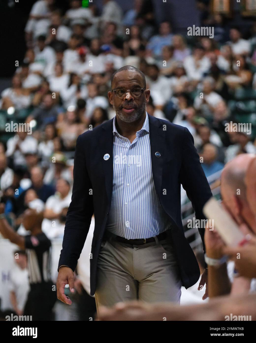 Honolulu, Hawaii, Stati Uniti. 22 novembre 2024. L'allenatore della North Carolina parla con i suoi giocatori durante la partita di basket NCAA del 2024 tra i North Carolina Tar Heels e la University of Hawaii Rainbow Warriors alla SimpliFi Arena allo Stan Sheriff Center di Honolulu, Hawaii. Glenn Yoza/CSM/Alamy Live News Foto Stock