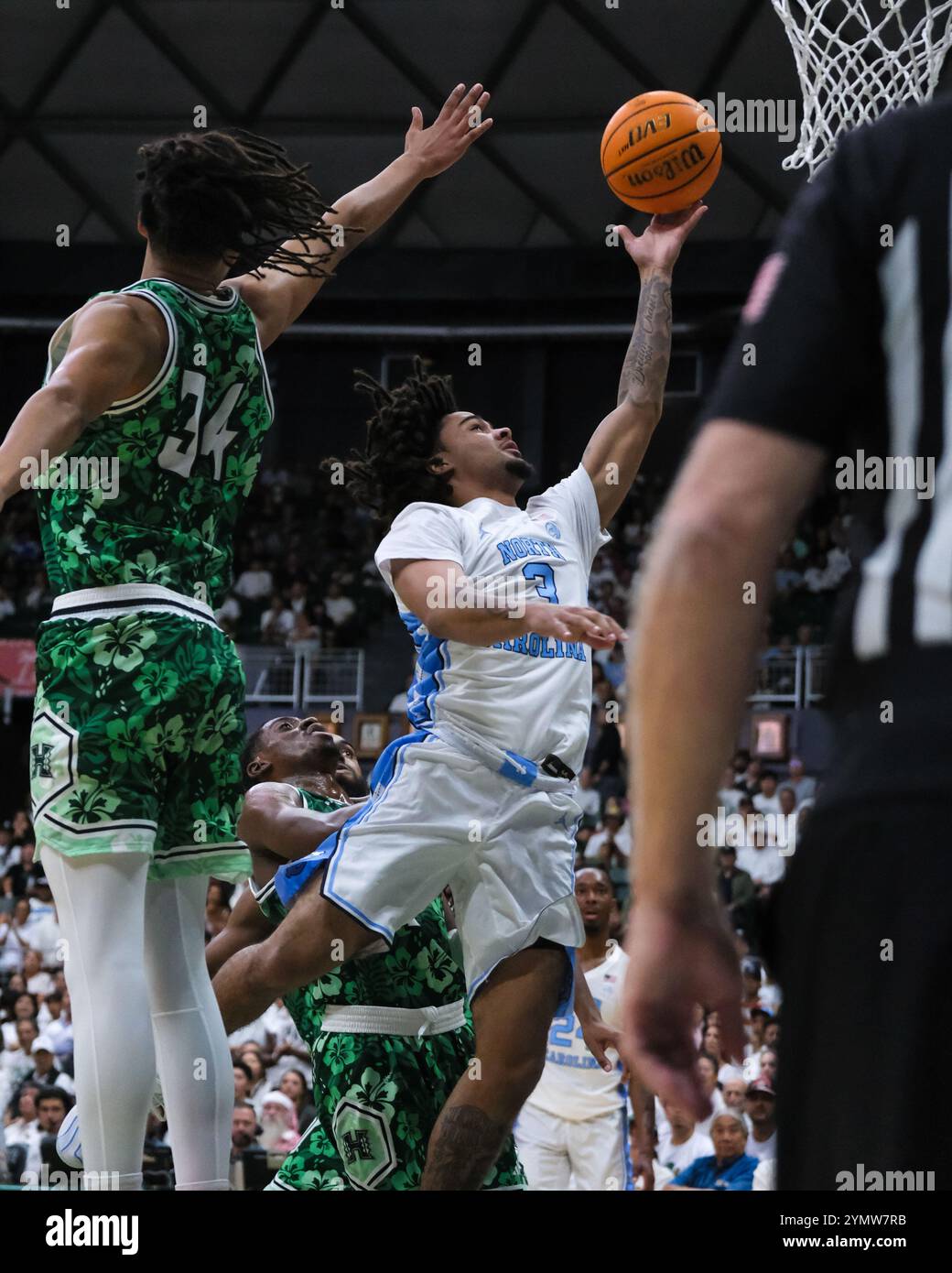 Honolulu, Hawaii, Stati Uniti. 22 novembre 2024. La guardia del North Carolina Elliot Cadeau (3) guida fino al basket durante la partita di basket NCAA del 2024 tra i North Carolina Tar Heels e la University of Hawaii Rainbow Warriors alla SimpliFi Arena allo Stan Sheriff Center di Honolulu, Hawaii. Glenn Yoza/CSM/Alamy Live News Foto Stock