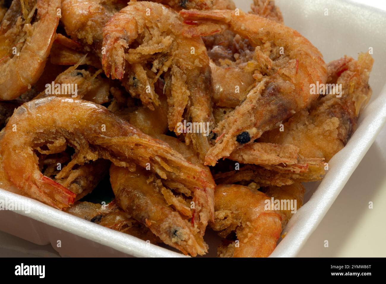 Gamberi fritti in stile giapponese in un contenitore per supermercato in polistirolo Foto Stock