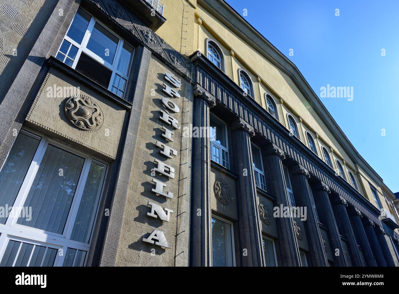 Plzen, Repubblica Ceca - 16 agosto 2024: Saving Bank of the Royal City of Plzen neo-Classical Modernism Building progettato da Bedrich Bendelmayer nel 191 Foto Stock