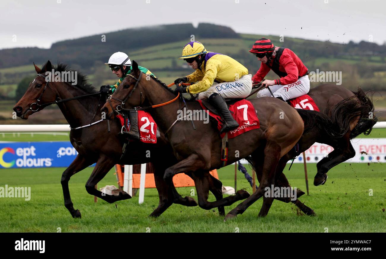 IL SUO Bilbo (davanti al centro) guidato da Darragh o'Keeffe salta l'ultimo ostacolo sulla strada per vincere l'ostacolo Total Event Rental 3-Y-o Maiden all'ippodromo di Punchestown nella contea di Kildare, Irlanda. Data foto: Sabato 23 novembre 2024. Foto Stock