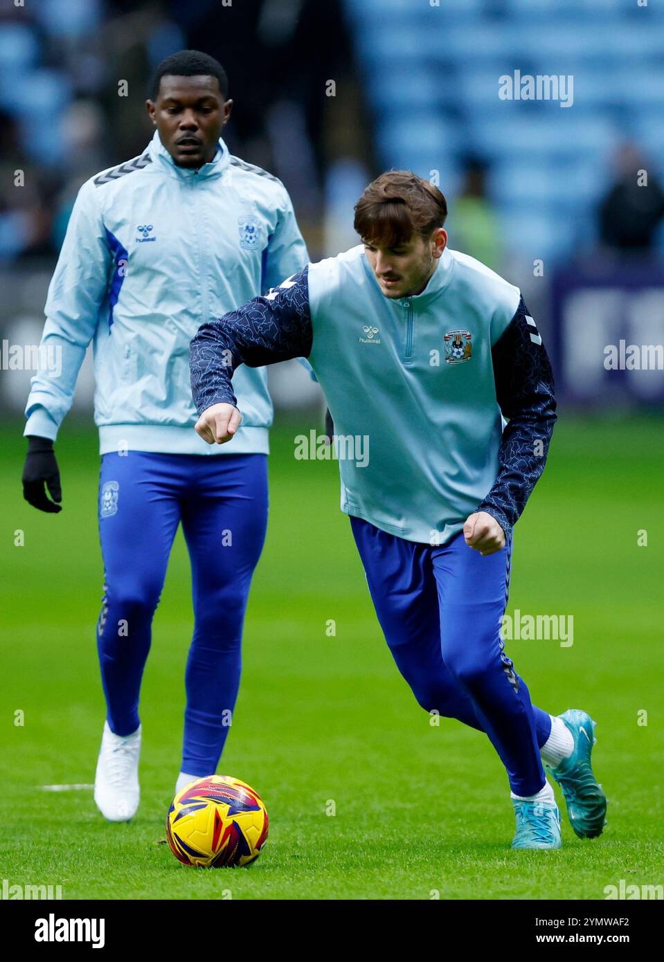 Liam Kitching (a destra) di Coventry City e Ephron Mason-Clark si riscaldano prima del match per il campionato Sky Bet alla Coventry Building Society Arena di Coventry. Data foto: Sabato 23 novembre 2024. Foto Stock