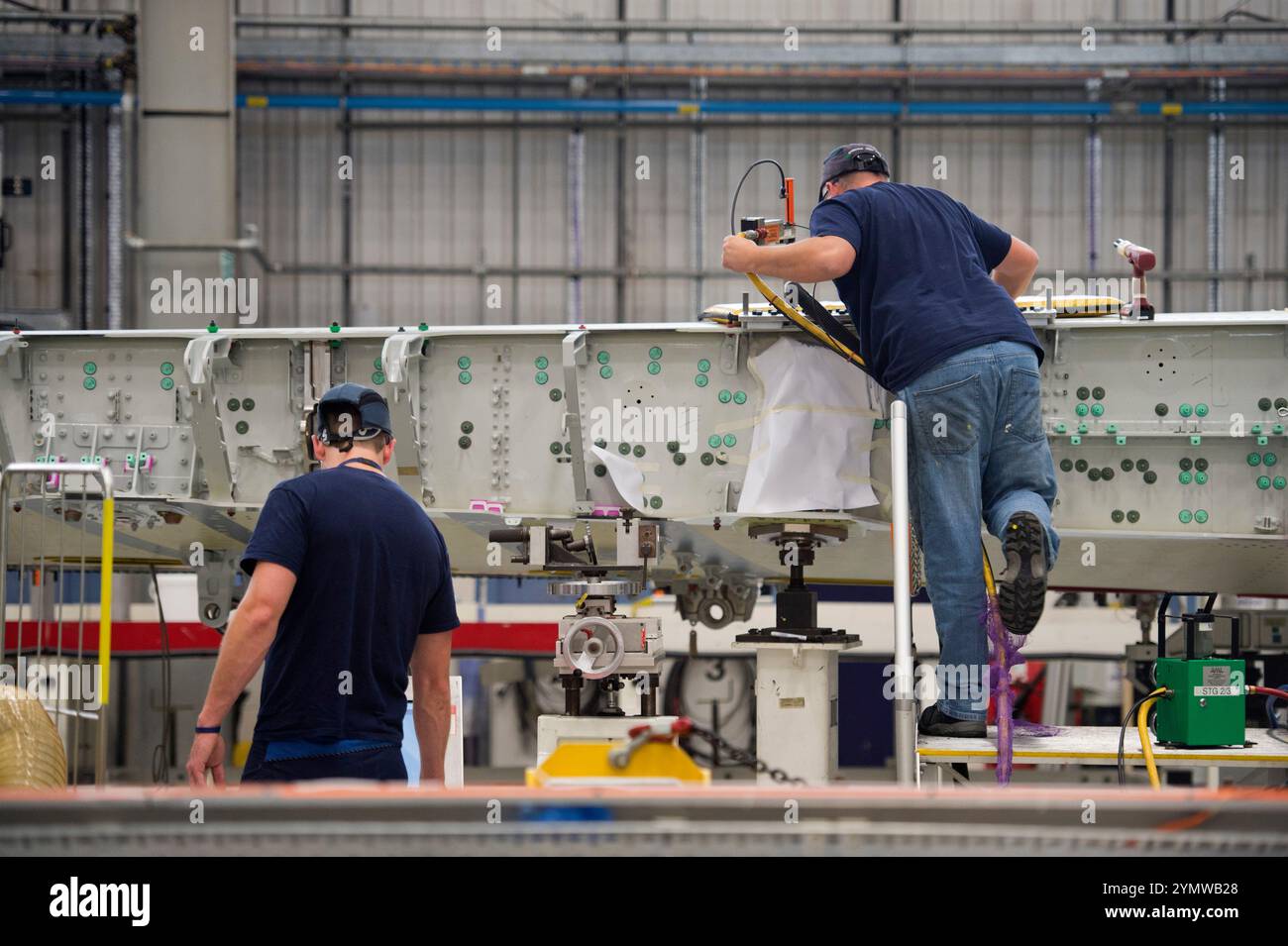 Il sito di Airbus a Filton, Bristol, dove stanno assemblando l'aereo militare A400M e l'aeromobile civile A350 - montatori di aeromobili nell'A400M m. Foto Stock