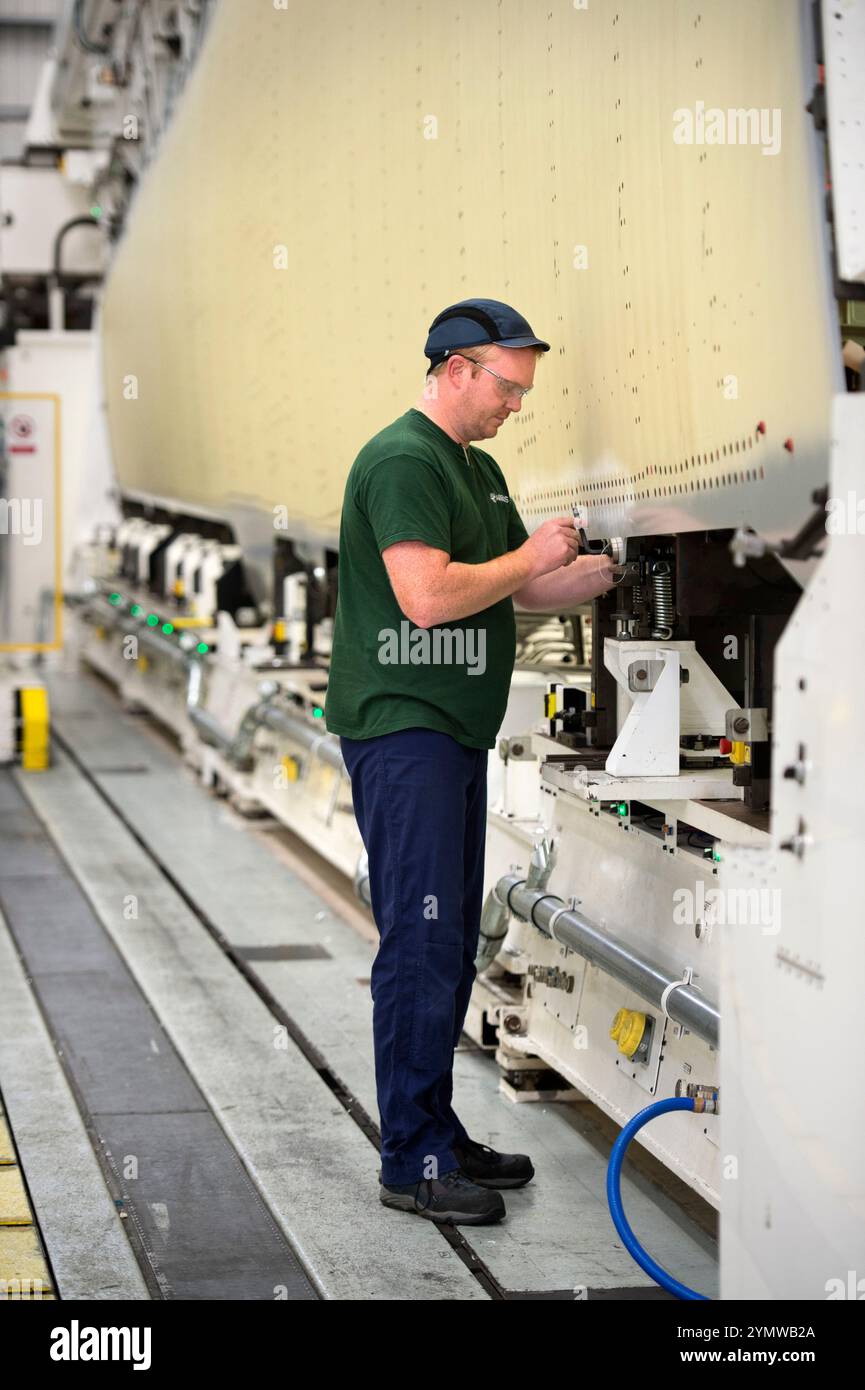Il sito di Airbus a Filton, Bristol, dove stanno assemblando l'aereo militare A400M e l'aeromobile civile A350 - un montatore di aeromobili dell'A400M Foto Stock