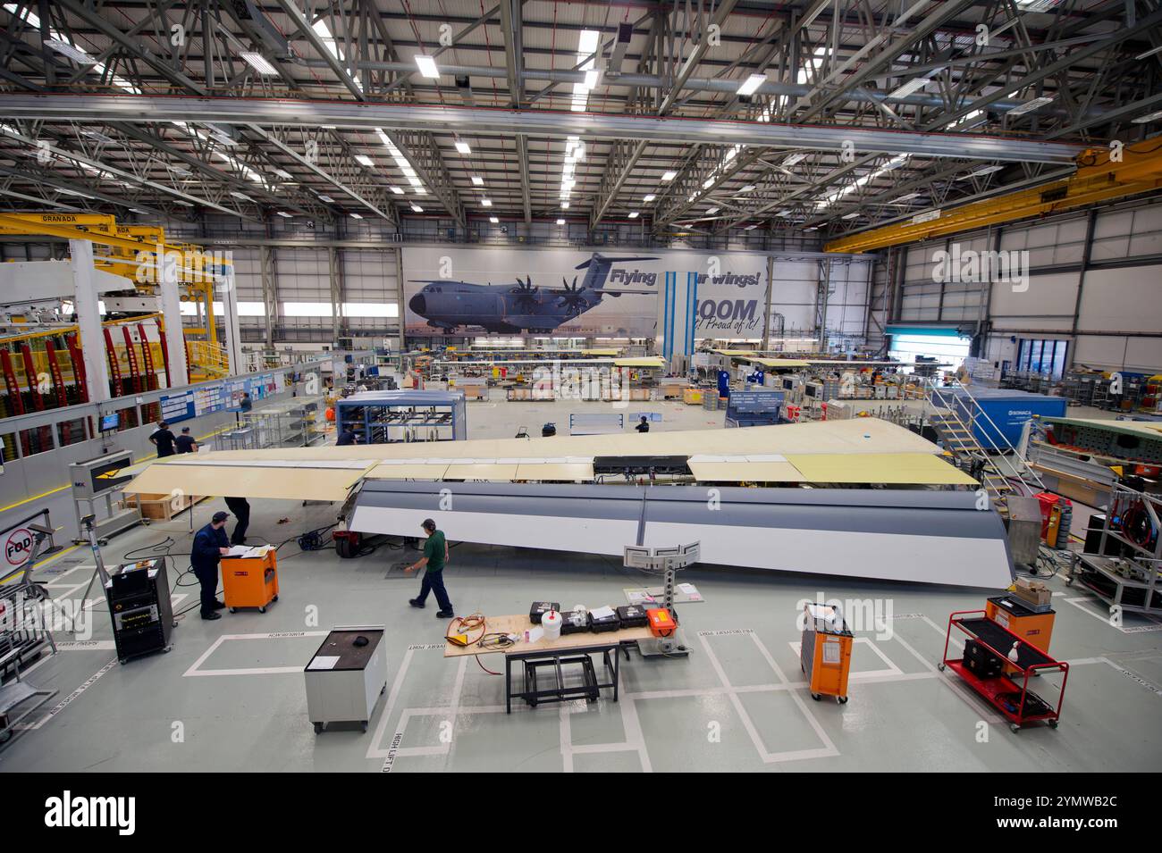 Il sito Airbus a Filton, Bristol, dove stanno assemblando l'aereo militare A400M e l'aeromobile civile A350 - la sala di assemblaggio dell'ala principale A400M. Foto Stock
