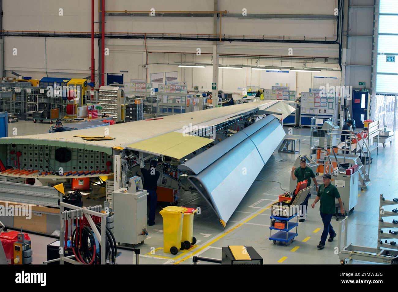 Il sito Airbus a Filton, Bristol, dove stanno assemblando l'aereo militare A400M e l'aeromobile civile A350 - la sala di assemblaggio dell'ala principale A400M. Foto Stock