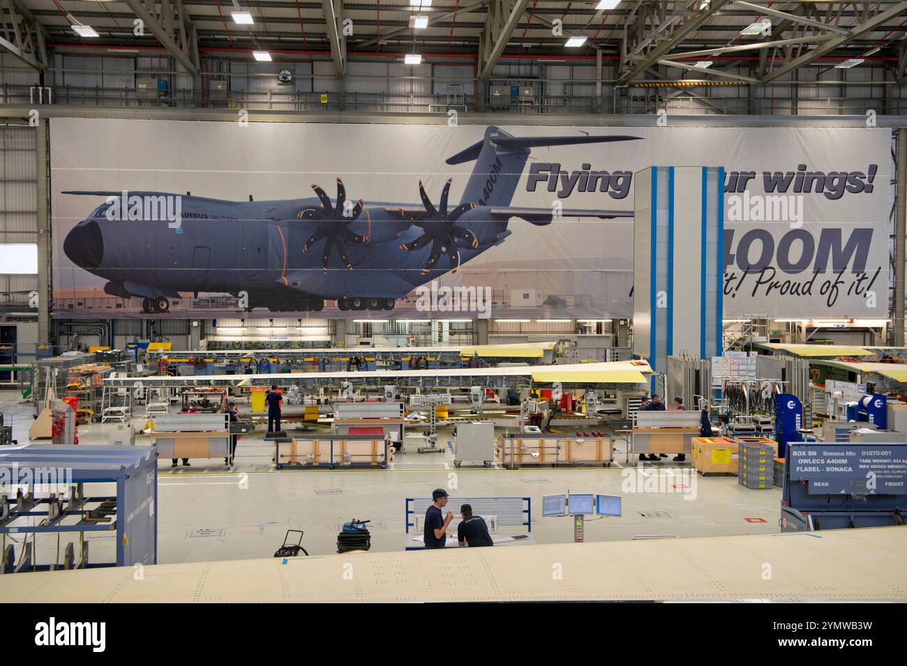Il sito Airbus a Filton, Bristol, dove stanno assemblando l'aereo militare A400M e l'aeromobile civile A350 - la sala di assemblaggio dell'ala principale A400M. Foto Stock
