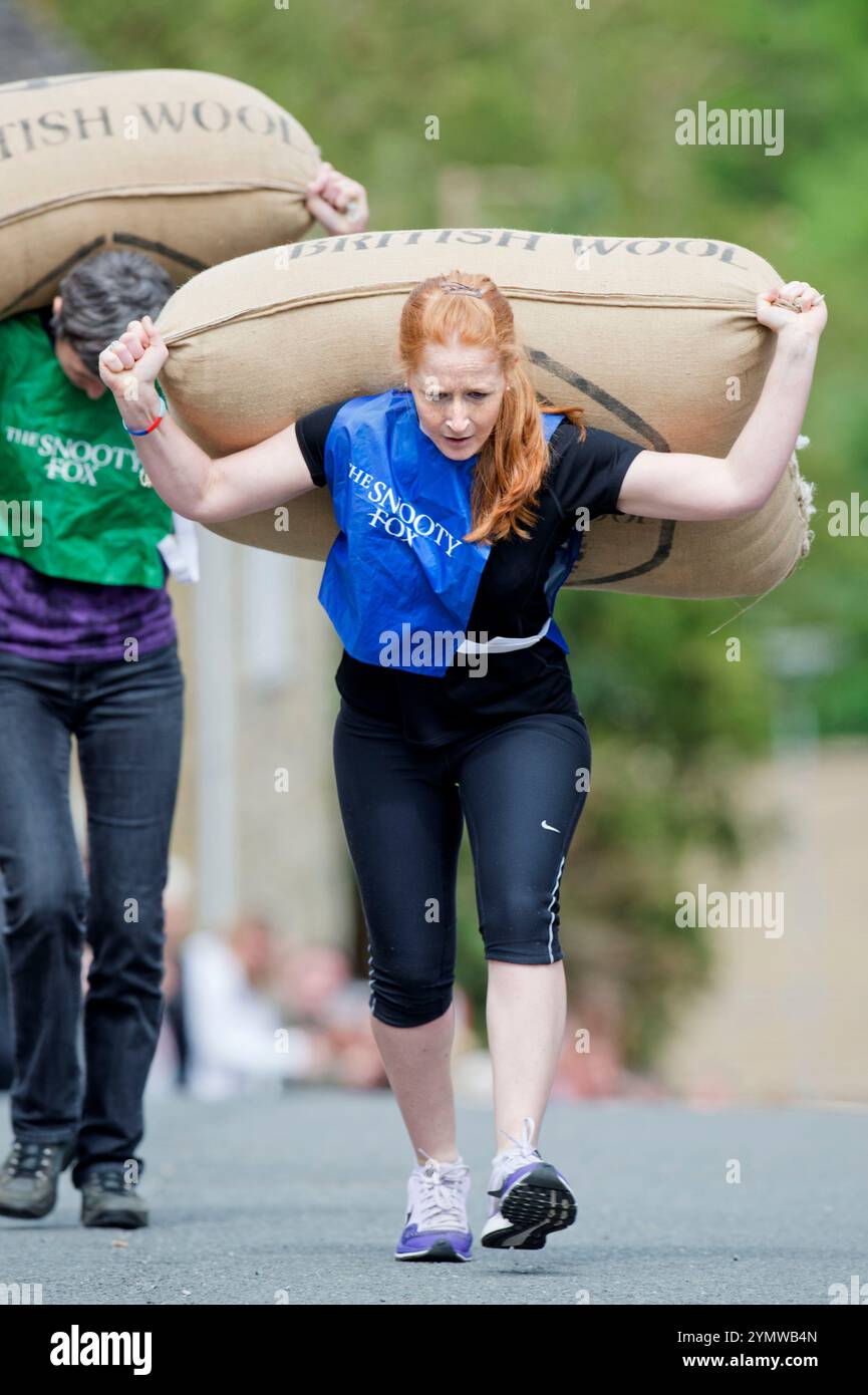 Concorrenti su Gumstool Hill alle corse Tetbury Woolsack May Bank Holiday Races nel Gloucestershire, Regno Unito. Foto Stock