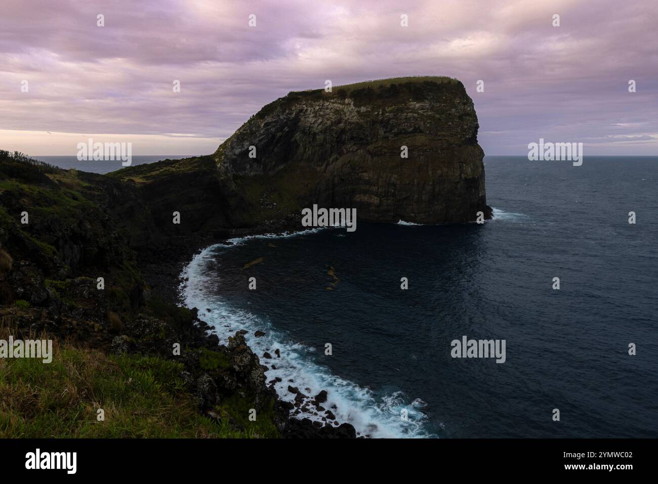 Morro de Castelo Branco sull'isola di Faial, Azzorre, è stato formato dalla lava fluente dell'eruzione del vulcano centrale di Caldeira do Faial. Foto Stock