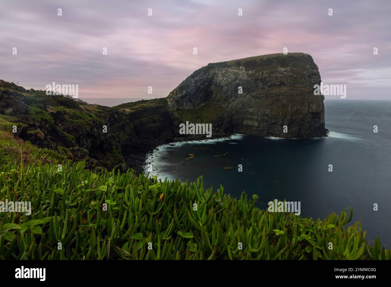 Morro de Castelo Branco sull'isola di Faial, Azzorre, è stato formato dalla lava fluente dell'eruzione del vulcano centrale di Caldeira do Faial. Foto Stock