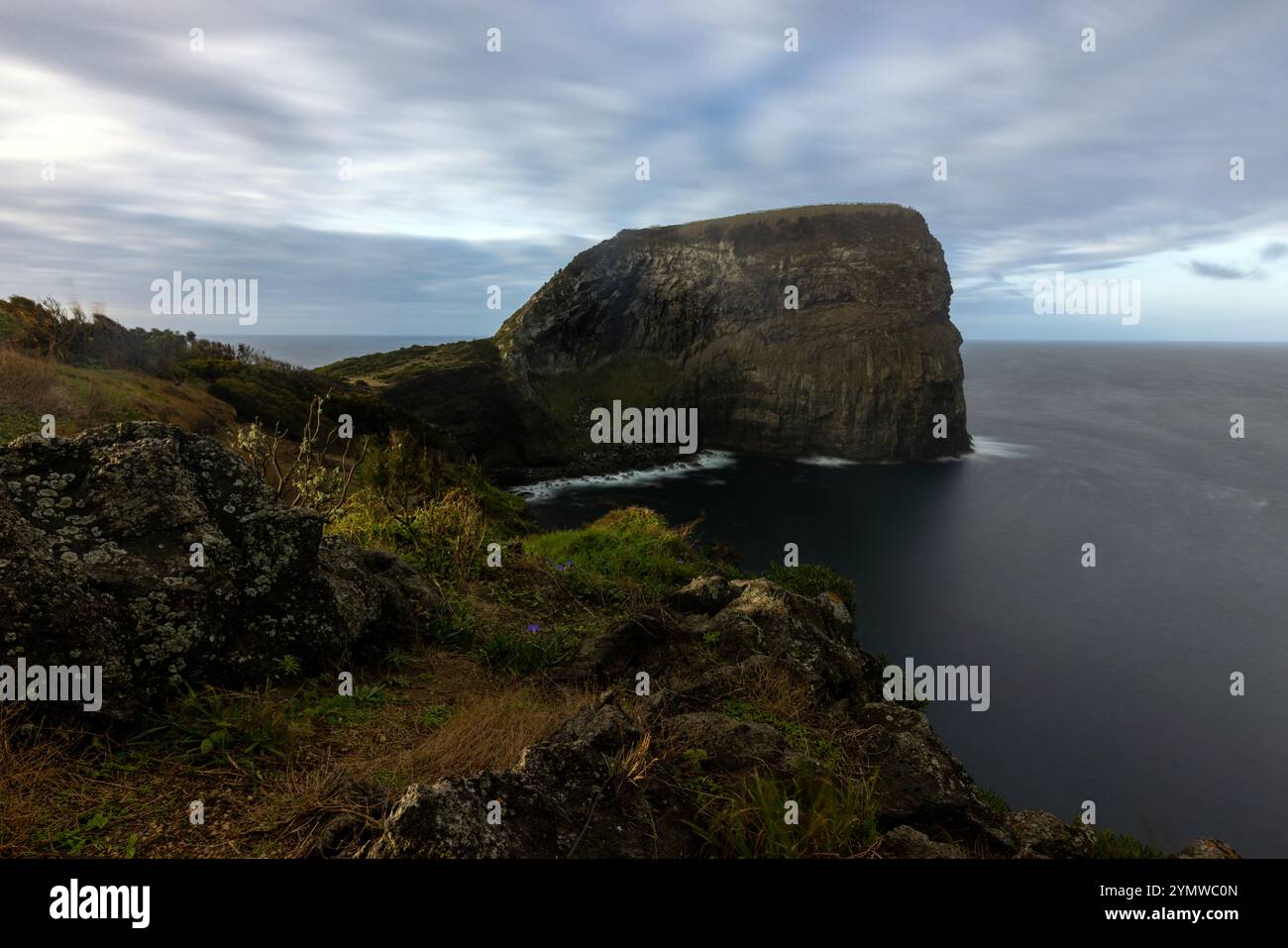 Morro de Castelo Branco sull'isola di Faial, Azzorre, è stato formato dalla lava fluente dell'eruzione del vulcano centrale di Caldeira do Faial. Foto Stock