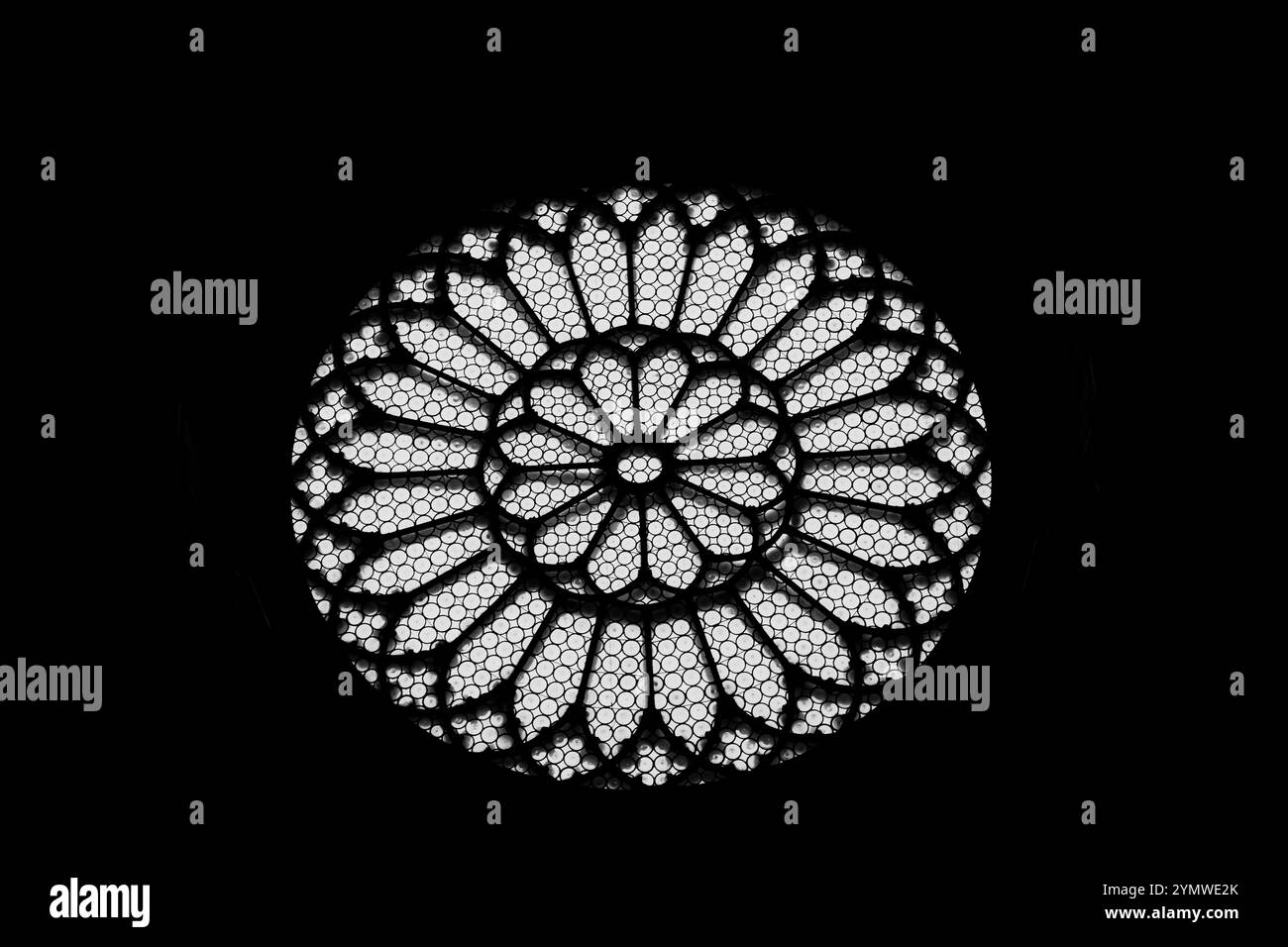 Sagoma della finestra ornata sulla Cattedrale di San giusto Martire, chiesa medievale situata sul colle di San giusto, Trieste, Italia Foto Stock