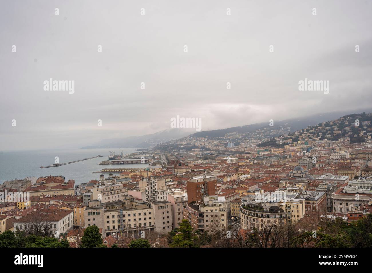 Splendida vista della città di Trieste dal Castello di San giusto. Trieste, Italia 04.01.2024 Foto Stock