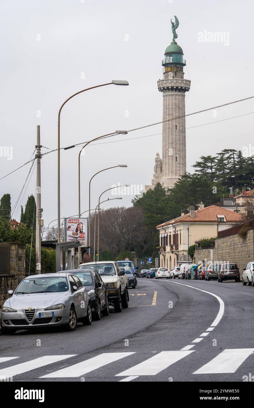 Bellissimo Faro della Vittoria (Faro della Vittoria) su una scogliera sul Golfo di Trieste, Italia 04.01.2024 Foto Stock