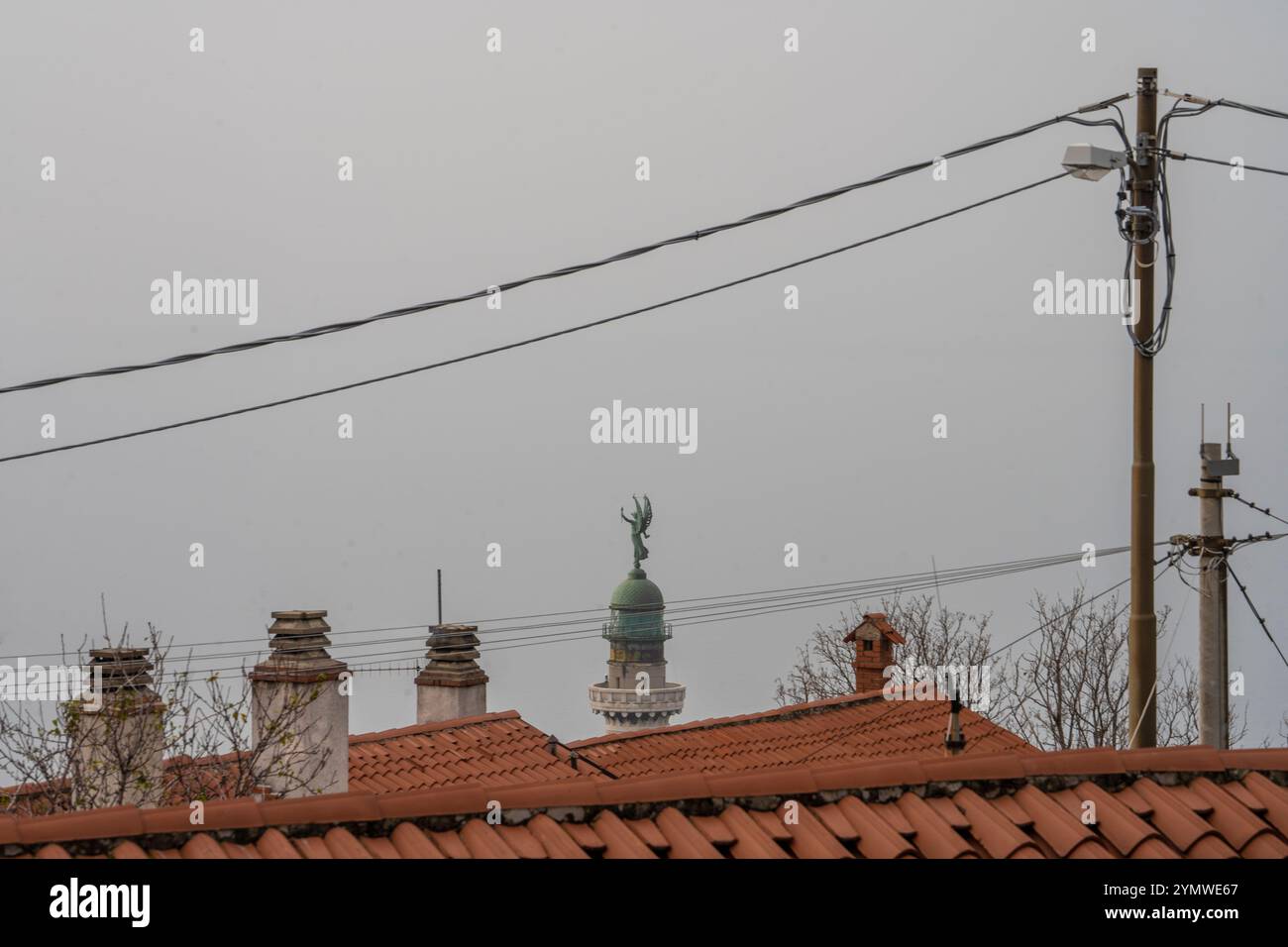 Vista dai tetti dello splendido faro della Vittoria (Faro della Vittoria) su una scogliera sul Golfo di Trieste, Italia 04.01.2024 Foto Stock