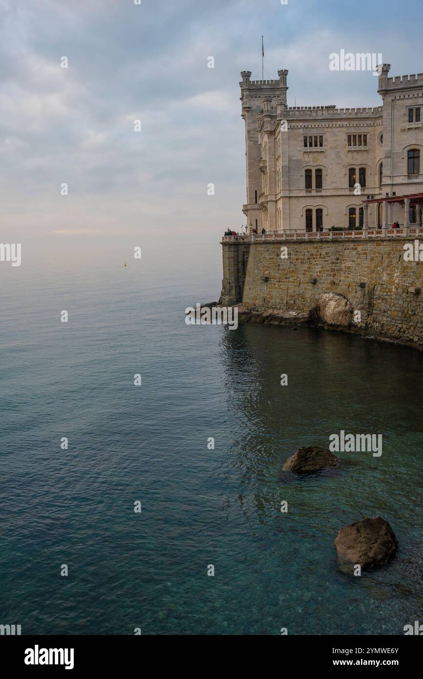 Vista del meraviglioso Castello di Miramare costruito sulla costa del Golfo di Trieste (Italia) nel 1860 per l'arciduca austriaco Ferdinando Massimiliano. Trieste Foto Stock