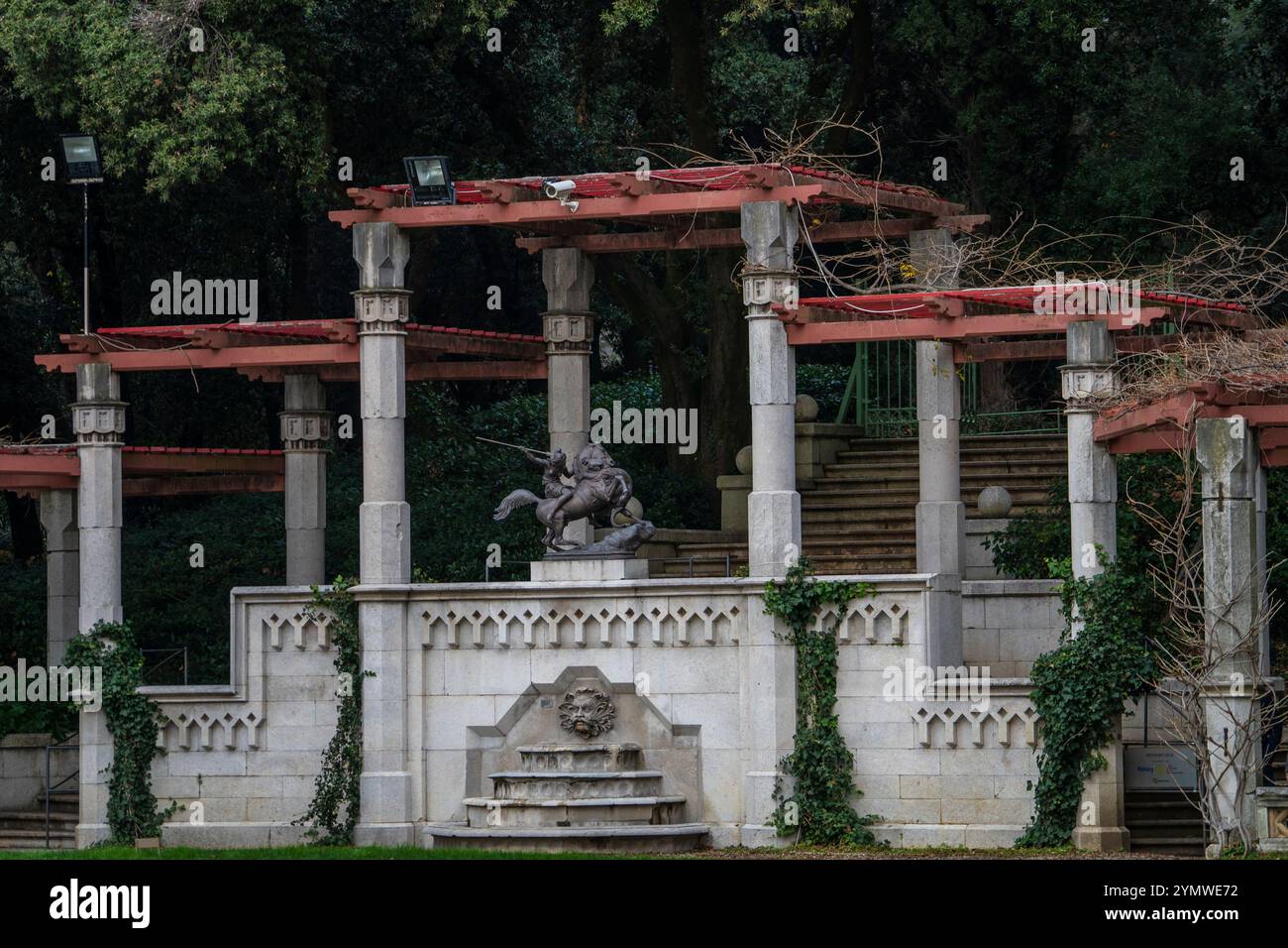 Parco Miramare con fontana e statua equestre in bronzo. E' un grande parco intorno al Castello di Miramare, situato direttamente sul Golfo di Trieste Foto Stock