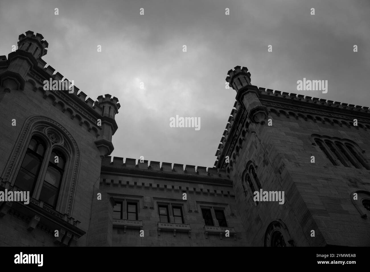 Dettagli sulla facciata del meraviglioso Castello di Miramare costruito sulla costa del Golfo di Trieste (Italia) nel 1860 per l'arciduca austriaco Ferdinando Massimiliano Foto Stock