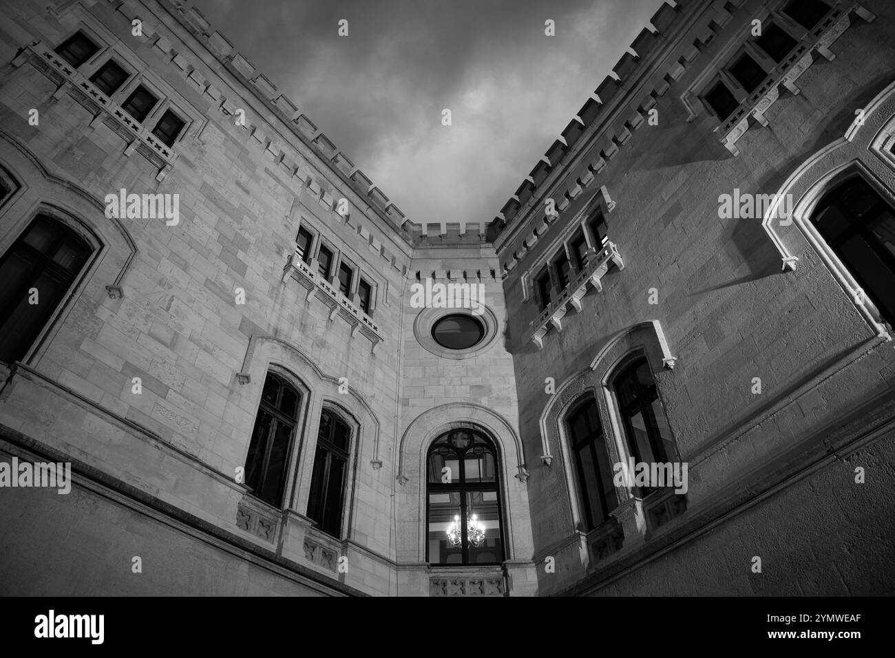 Dettagli sulla facciata del meraviglioso Castello di Miramare costruito sulla costa del Golfo di Trieste (Italia) nel 1860 per l'arciduca austriaco Ferdinando Massimiliano Foto Stock